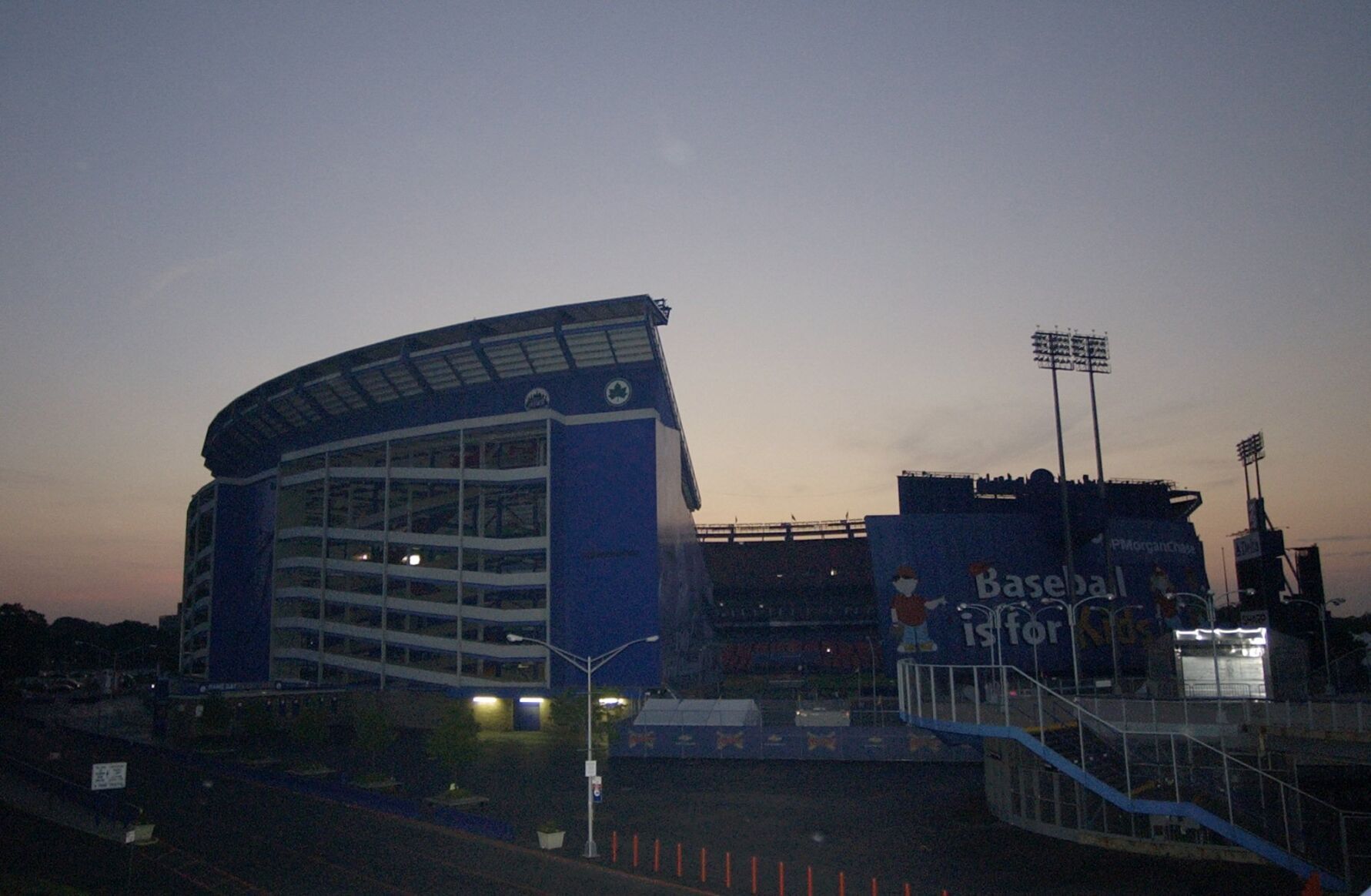 2003: NY blackout causes evacuation of Shea Stadium before Mets game